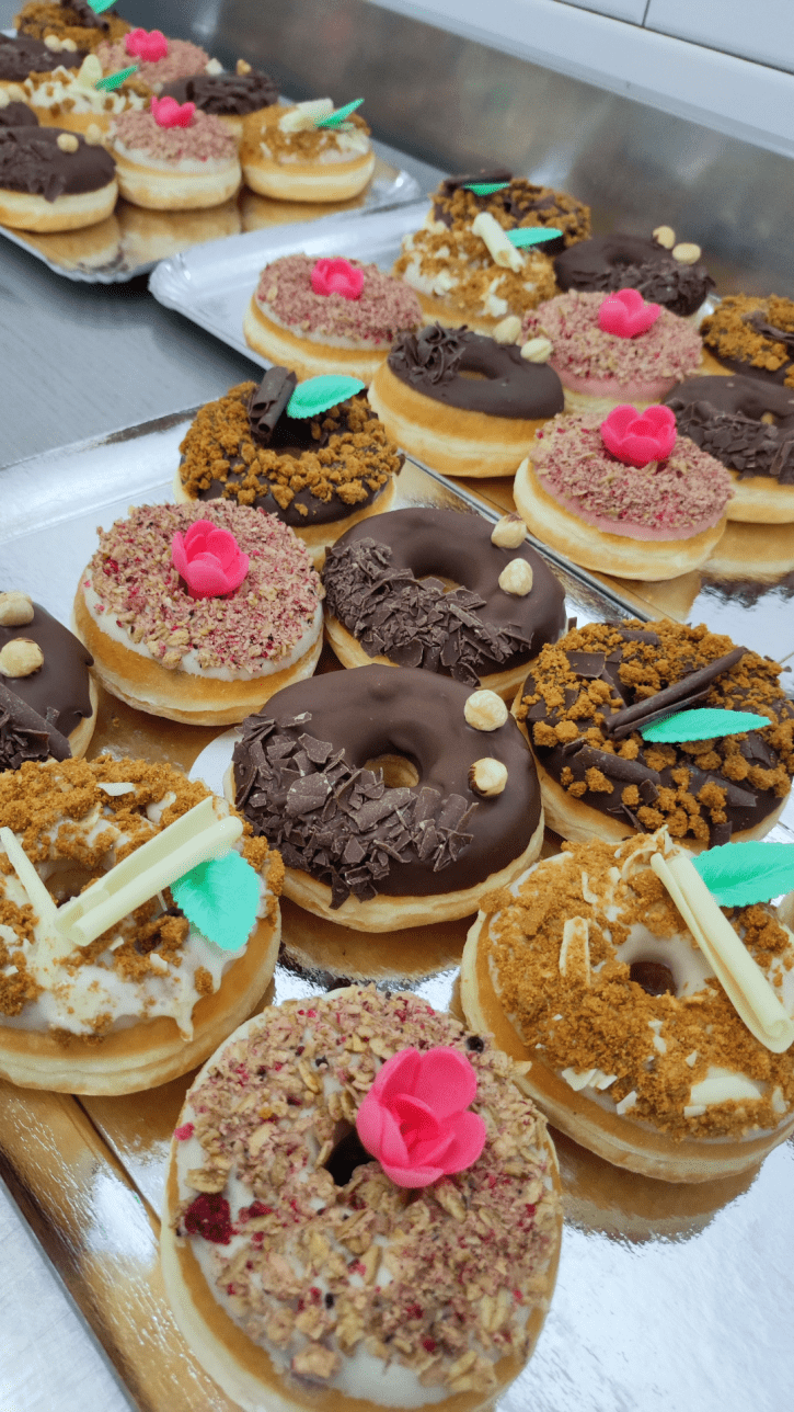 donplateaux de 30 donuts pour un mariage thème champêtreuts thème champêtre fourrage framboise
